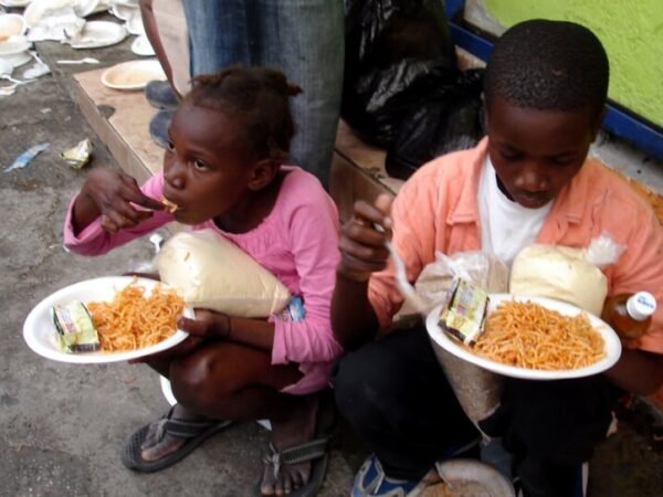 Financer des repas scolaires pour lutter contre la faim en Haïti